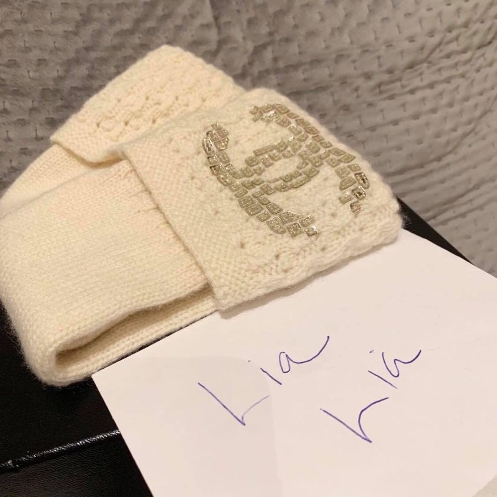 Chanel’s gloves